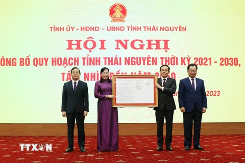 Phó Thủ tướng Trần Lưu Quang trao Quyết định của Thủ tướng Chính phủ phê duyệt Quy hoạch tỉnh Thái Nguyên thời kỳ 2021-2030, tầm nhìn đến năm 2050 cho các lãnh đạo tỉnh Thái Nguyên. (Ảnh: Thu Hằng/TTXVN)