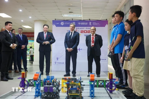Bộ trưởng Ngoại giao Hoa Kỳ Antony Blinken tham quan một số trưng bày sản phẩm công nghệ tại Đại học Bách khoa Hà Nội. (Ảnh: TTXVN phát)
