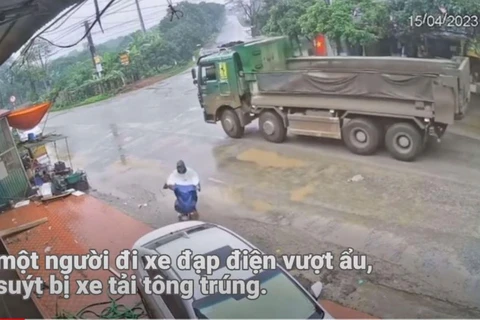 [Video] Người đi xe đạp điện vượt ẩu, suýt bị xe tải tông trúng