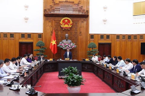 Thủ tướng Phạm Minh Chính chủ trì họp Thường trực Chính phủ về giải pháp giảm lãi suất và thúc đẩy thị trường bất động sản. (Ảnh: Dương Giang/TTXVN)