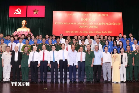 Lãnh đạo, nguyên lãnh đạo Đảng, Nhà nước chụp ảnh lưu niệm cùng các đại biểu dự họp mặt. (Ảnh: Xuân Khu/TTXVN)