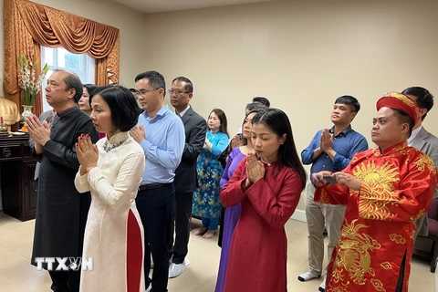 Đại sứ Việt Nam tại Mỹ Nguyễn Quốc Dũng cùng các đại biểu dâng hương tưởng nhớ các Vua Hùng. (Ảnh: Kiều Trang/TTXVN)