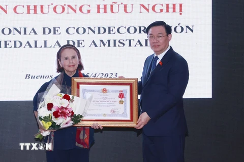 Chủ tịch Quốc hội Vương Đình Huệ trao tặng Huân chương Hữu nghị cho Viện văn hóa Argentina-Việt Nam. (Ảnh: Doãn Tấn/TTXVN) 