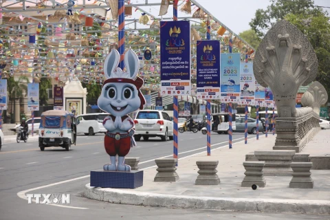 Hình ảnh linh vật thỏ trắng cùng pano, ápphích được trang hoàng trên tuyến phố chính tại Thủ đô Phnom Penh, chào đón SEA Games 32. (Ảnh: Minh Quyết/TTXVN) 