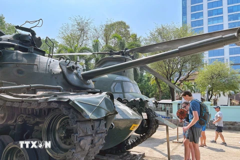 Bảo tàng Chứng tích chiến tranh (Thành phố Hồ Chí Minh), nơi lưu trữ và trưng bày 20.000 tài liệu, hiện vật quý về chiến tranh Việt Nam, cũng là một trong những điểm đến thu hút khách tham quan. (Ảnh: Thu Hương/TTXVN) 