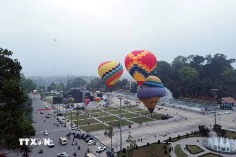 Ngày 28/4, tại Quảng trường Nguyễn Tất Thành, thành phố Tuyên Quang, tỉnh Tuyên Quang tổ chức khai mạc lễ hội khinh khí cầu quốc tế lần thứ II năm 2023. (Ảnh: Quang Cường/TTXVN) 