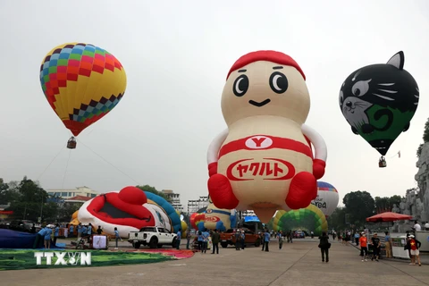 Các khinh khí cầu tại lễ hội do các phi công quốc tế dày dạn kinh nghiệm đến từ nhiều quốc gia, vùng lãnh thổ như Nhật Bản, Hàn Quốc, Thái Lan, Malaysia, Hà Lan, Ấn Độ, Slovakia, Nga, Đài Loan (Trung Quốc) và Việt Nam điều khiển. (Ảnh: Quang Cường/TTXVN) 