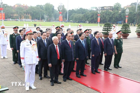 Các lãnh đạo, nguyên lãnh đạo Đảng, Nhà nước thành kính tưởng nhớ Chủ tịch Hồ Chí Minh. (Ảnh: Minh Đức/TTXVN) 