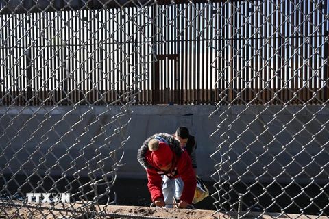 Người di cư vượt qua hàng rào biên giới Mỹ-Mexico tại El Paso, Texas, Mỹ. Ảnh minh họa. (Nguồn: AFP/TTXVN)