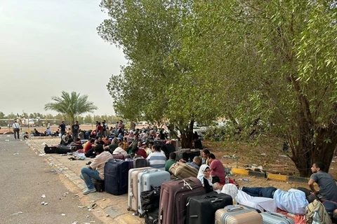 Người dân sơ tán tránh xung đột gần sân bay ở Omdurman, Sudan, ngày 26/4/2023. (Ảnh: THX/TTXVN)