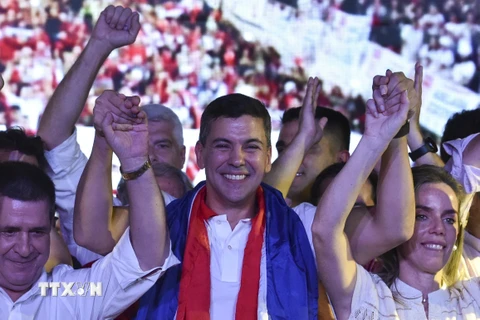 Ông Santiago Pena (giữa) - ứng cử viên Tổng thống của đảng trung hữu Colorado cầm quyền ở Paraguay - mừng chiến thắng trong cuộc bầu cử Tổng thống, tại Asuncion ngày 30/4/2023. (Nguồn: AFP/TTXVN)