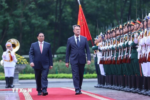 Thủ tướng Phạm Minh Chính và Thủ tướng Đại Công quốc Luxembourg Xavier Bettel duyệt Đội danh dự Quân đội nhân dân Việt Nam. (Ảnh: Dương Giang/TTXVN)
