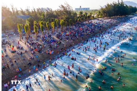 Biển Bình Sơn-Ninh Chữ (thành phố Phan Rang-Tháp Chàm) thu hút đông du khách đến vui chơi, nghỉ dưỡng trong dịp lễ. (Ảnh: Công Thử/TTXVN)