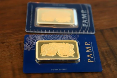 Vàng miếng được bày bán tại Sàn giao dịch ở Singapore. (Ảnh: AFP/TTXVN) 