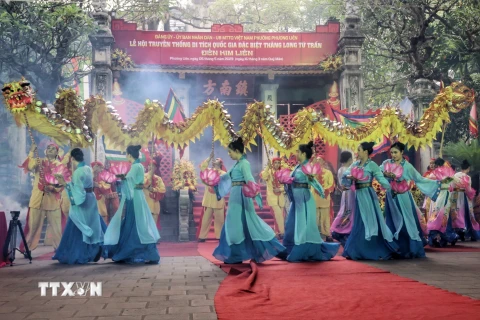Lễ hội truyền thống Đền Kim Liên thờ thần Cao Sơn Đại Vương. (Ảnh: Tuấn Đức/TTXVN) 