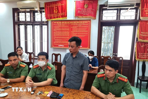 Bị can Lê Văn Dũng (người đứng) bị khởi tố về tội cưỡng đoạt tài sản. (Ảnh: Nguyễn Lân/TTXVN phát)