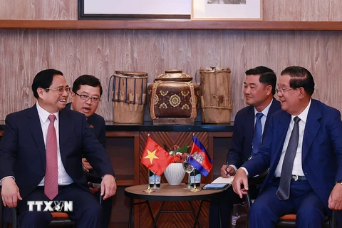 Thủ tướng Phạm Minh Chính gặp Thủ tướng Campuchia Hun Sen. (Ảnh: Dương Giang/TTXVN) 