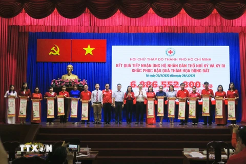 Lãnh đạo Thành phố Hồ Chí Minh khen thưởng các cấp hội chữ thập đỏ có nhiều trợ giúp nhân đạo xã hội. (Ảnh: Đinh Hằng/TTXVN)