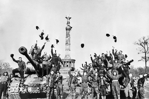 Các chiến sỹ Hồng quân Liên Xô vui mừng với chiến thắng tại Berlin, sào huyệt cuối cùng của phátxít Đức trong Chiến tranh Thế giới lần thứ hai, ngày 9/5/1945. (Ảnh: Tư liệu quốc tế/TTXVN phát) 