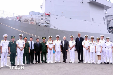 Lễ đón tàu ITS Morosini và thủy thủ đoàn cập bến cảng Thành phố Hồ Chí Minh. (Ảnh: Xuân Khu/TTXVN) 