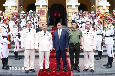 Thủ tướng Phạm Minh Chính với lãnh đạo Bộ Công an, lãnh đạo Cục An ninh Kinh tế. (Ảnh: Phạm Kiên/TTXVN) 