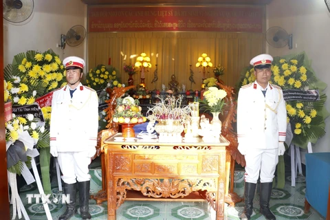Các chiến sỹ tiêu binh Lào canh gác hương hồn của các liệt sỹ tại nơi quy tập ở tỉnh Xiengkhuoang. (Ảnh: Phạm Kiên/TTXVN)