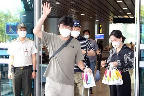 Các hành khách Hàn Quốc được chào đón, tặng quà khi xuống Sân bay quốc tế Đà Nẵng. Ảnh minh họa. (Ảnh: Trần Lê Lâm/TTXVN)