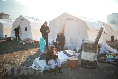 Người dân trú tại khu lều tạm sau khi bị mất nhà cửa trong trận động đất ở Antakya, tỉnh Hatay, Thổ Nhĩ Kỳ. (Ảnh: THX/TTXVN) 