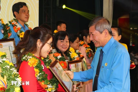Ông Trần Thanh Hải, Phó Chủ tịch thường trực Tổng Liên đoàn Lao động Việt Nam, trao Bằng khen và biểu trưng cho các cá nhân điển hình học tập và làm theo tư tưởng, đạo đức, phong cách Hồ Chí Minh. (Ảnh: Thanh Vũ/TTXVN) 