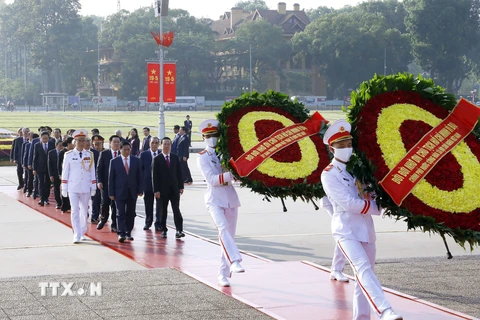 Lãnh đạo Đảng và Nhà nước đến đặt vòng hoa, vào Lăng viếng Chủ tịch Hồ Chí Minh. (Ảnh: An Đăng/TTXVN) 