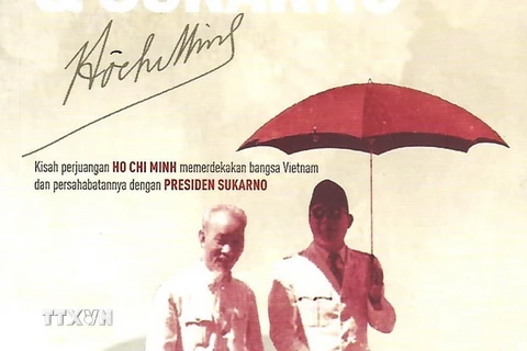 Bìa cuốn sách Hồ Chí Minh & Sukarno do Tạp chí lịch sử Historia.id phối hợp với Nhà xuất bản Kompas ấn hành vào năm 2018, trong đó kể lại câu chuyện về kỷ niệm giữa nhà báo Amarzan Loebis với Paman Ho. Ảnh minh họa. (Ảnh: TTXVN phát)