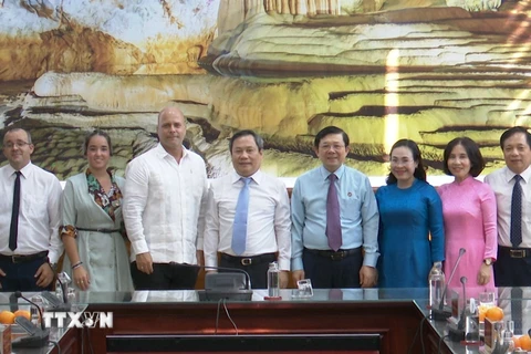Lãnh đạo tỉnh Quảng Bình cùng Đoàn đại biểu cấp cao Ủy ban Bảo vệ Cách mạng Cuba chụp ảnh lưu niệm. (Ảnh: Đức Thọ/TTXVN)