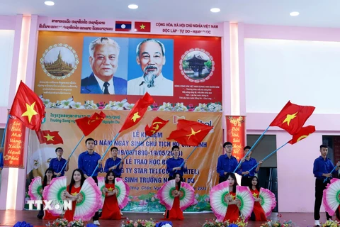 Tiết mục văn nghệ do các học sinh Trường Song ngữ Lào-Việt Nam Nguyễn Du biểu diễn. (Ảnh: Phạm Kiên/TTXVN)