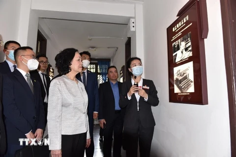 Ủy viên Bộ Chính trị, Thường trực Ban Bí thư, Trưởng Ban Tổ chức Trung ương Trương Thị Mai cùng đoàn đại biểu Đảng Cộng sản Việt Nam vào thăm căn phòng nơi Chủ tịch Hồ Chí Minh từng sống và làm việc tại Khu di tích Nhà Kỷ niệm Cách mạng Hồng Nham tại thàn