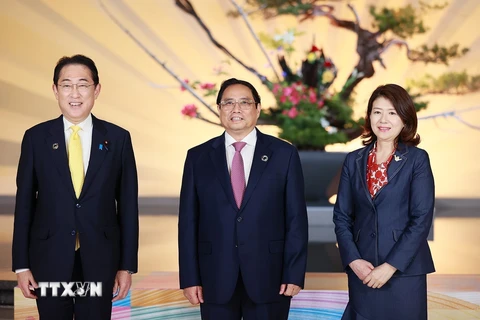 Thủ tướng Nhật Bản Kishida Fumio và Phu nhân đón Thủ tướng Phạm Minh Chính tham dự Hội nghị thượng đỉnh Nhóm các nước công nghiệp phát triển (G7) mở rộng. (Ảnh: Dương Giang/TTXVN) 