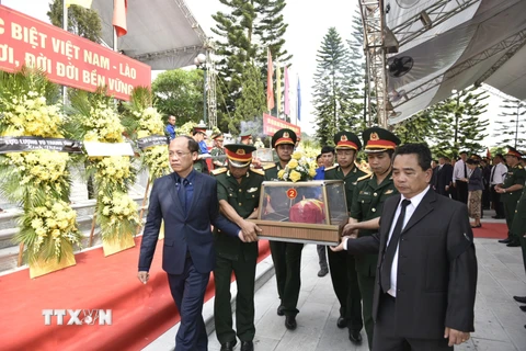 Lãnh đạo tỉnh Hà Tĩnh và đại biểu tỉnh Bolykhamxay (Lào) cùng Ban chỉ đạo Quốc gia 515 tiễn đưa hài cốt liệt sỹ về nơi an táng tại Nghĩa trang Liệt sỹ Quốc gia Nầm. (Ảnh: Hoàng Ngà/TTXVN) 