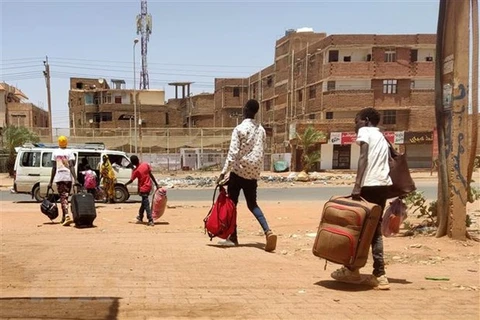 Người dân sơ tán tránh xung đột tại Khartoum, Sudan. (Ảnh: AFP/TTXVN) 