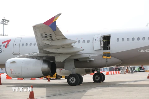 Máy bay của Hãng hàng không Asiana Airlines phải hạ cánh khẩn cấp xuống sân bay quốc tế Daegu, Hàn Quốc, do một người đàn ông mở cửa thoát hiểm khi máy bay đang ở độ cao 213m, ngày 26/5/2023. (Ảnh: YONHAP/TTXVN)