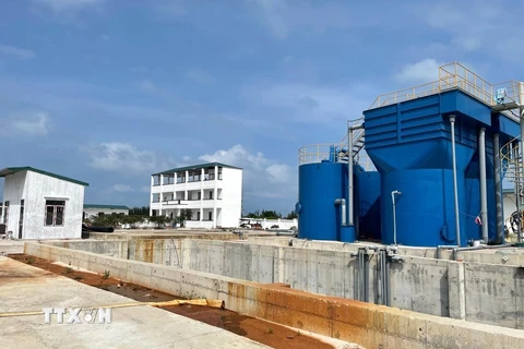 Dự án Nhà máy xử lý nước trên đảo Quan Lạn-Minh Châu cơ bản hoàn thành nhưng chưa thể vận hành do vướng mặt bằng. (Ảnh: TTXVN phát) 