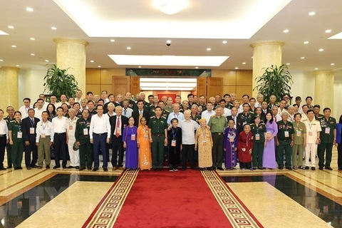 Tổng Bí thư Nguyễn Phú Trọng cùng các đại biểu chụp ảnh chung với người có công tiêu biểu toàn quốc. (Ảnh: Trí Dũng/TTXVN) 