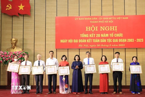 Nhiều tập thể, cá nhân được nhận Bằng khen của Thành ủy, Ủy ban Nhân dân thành phố Hà Nội. (Ảnh: Nguyễn Thắng/TTXVN)