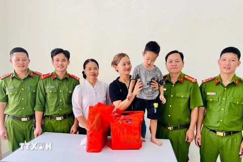 Ngày 29/5, gia đình cháu L.B.L đến cám ơn Đại úy Phạm Tùng Sơn và Thượng úy Lò Xuân Thành cùng Công an huyện Than Uyên. (Ảnh: TTXVN phát) 