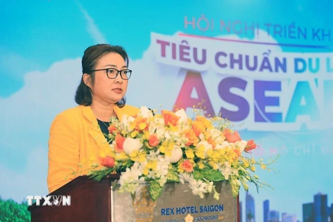 Bà Bùi Thị Ngọc Hiếu, Phó Giám đốc Sở Du lịch Thành phố Hồ Chí Minh, giới thiệu giải pháp triển khai tiêu chuẩn du lịch ASEAN trên địa bàn thành phố. (Ảnh: Mỹ Phương/TTXVN) 