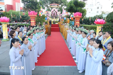 Quang cảnh mừng Đại lễ Phật đản và tưởng niệm trọng thể 60 năm ngày Bồ tát Thích Quảng Đức vị pháp thiêu thân tại công viên tượng đài Bồ Tát Thích Quảng Đức. (Ảnh: Thanh Vũ/TTXVN) 