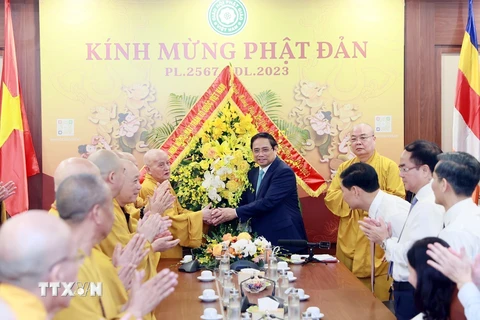 Thủ tướng Phạm Minh Chính chúc mừng các Chư tôn Giáo phẩm Giáo hội Phật giáo Việt Nam. (Ảnh: Dương Giang/TTXVN) 