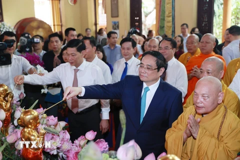 Thủ tướng Phạm Minh Chính và các Chư tôn Giáo phẩm cùng các đại biểu thực hiện nghi thức Tắm Phật tại chùa Quán Sứ, Hà Nội. (Ảnh: Dương Giang/TTXVN) 