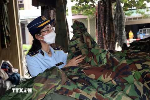 Lực lượng chức năng kiểm tra hàng hóa là quần áo rằn ri tại số 183 đường Hùng Vương, thị trấn Đăk Hà, huyện Đăk Hà (Kon Tum). (Ảnh: Cao Nguyên/TTXVN)