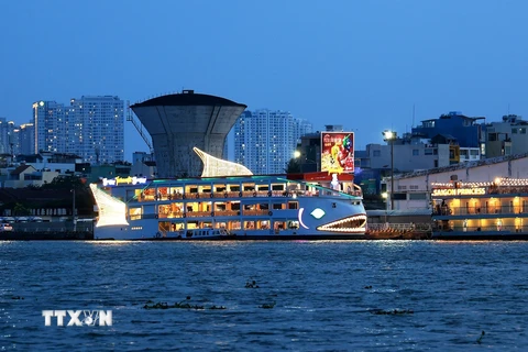 Tàu du lịch cao cấp phục vụ ăn uống, giải trí, đưa du khách khám phá Sài Gòn về đêm. (Ảnh: Hồng Đạt/TTXVN)