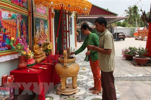 Người dân Khmer ở xã Vị Bình (tỉnh Hậu Giang) đến chùa Ratana Paphia Vararam thực hiện nghi lễ đón Tết Chôl Chnăm Thmây. (Ảnh: Hồng Thái/TTXVN)