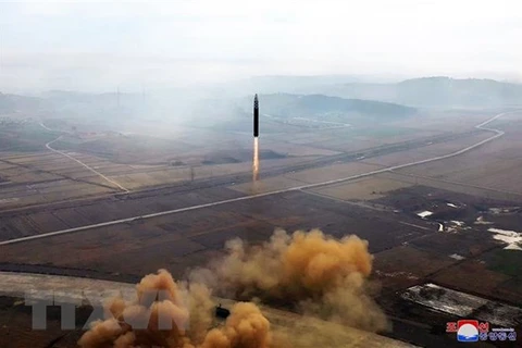 Một vụ phóng thử tên lửa tên lửa đạn đạo liên lục địa (ICBM) Hwasong Gun 17 của Triều Tiên ngày 18/11/2022. (Ảnh: AFP/TTXVN) 